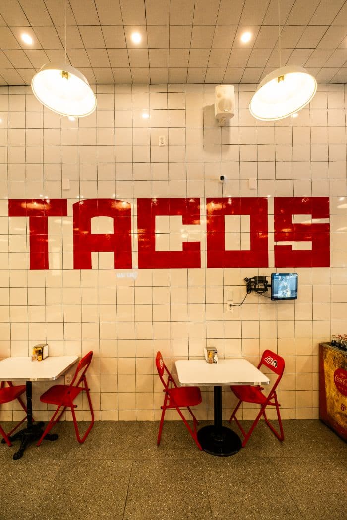 Rótulo TACOS pintado